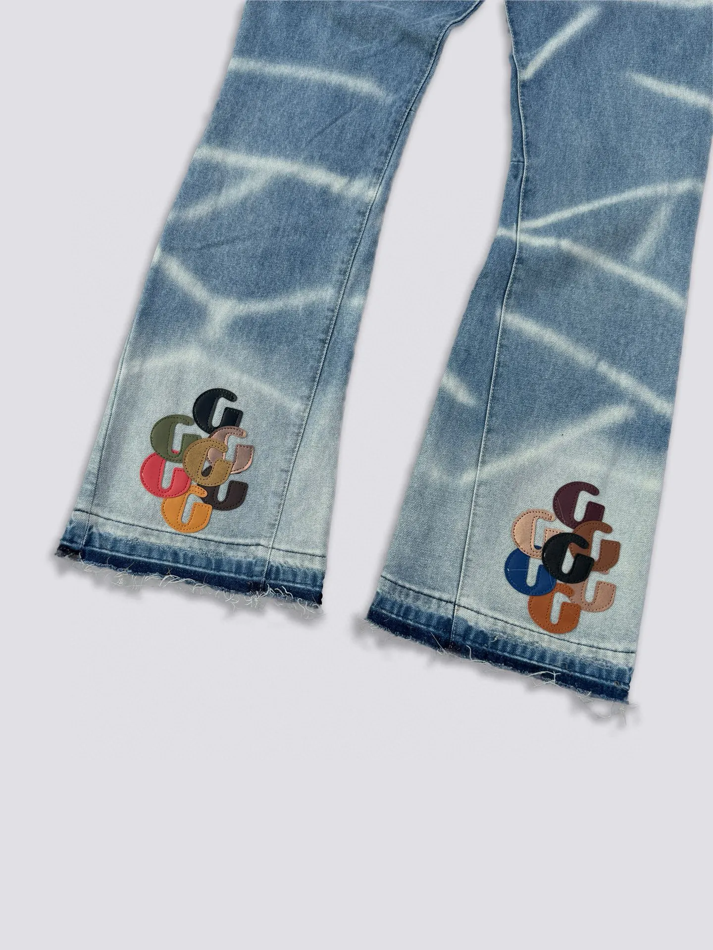 -Size upper body P240#G66 GALLERY DEPT. Denim spliced ​​with all-over printed leather ripped bell-bottoms, washed and distressed jeans. GALLERY is attracted by these bell-bottoms. Whether it is a reset of Carhartt or Levis, they all create a strong brand style. Since these pants are modified from rare vintage, the production capacity is limited. Therefore, after many icons wore them, these pants were once hard to find. Later, perhaps due to the improvement of GD's business in the past two years and the expansion of production lines, the brand itself lowered the price, so I can't wait any longer for these pants this year and will definitely buy them. During the process of the denim washing plant, the owner of the washing plant helped introduce a boss who had worked for Levi's foundry and started his own business. This also paved the way for the following styles. Therefore, Levi's remodeled single product for the base plate is really familiar. Whether it is the fabrics supplied or the lathes used in production, there is nothing to choose from. -Color: blue -Size: S-XXL (corresponding to 28-36)